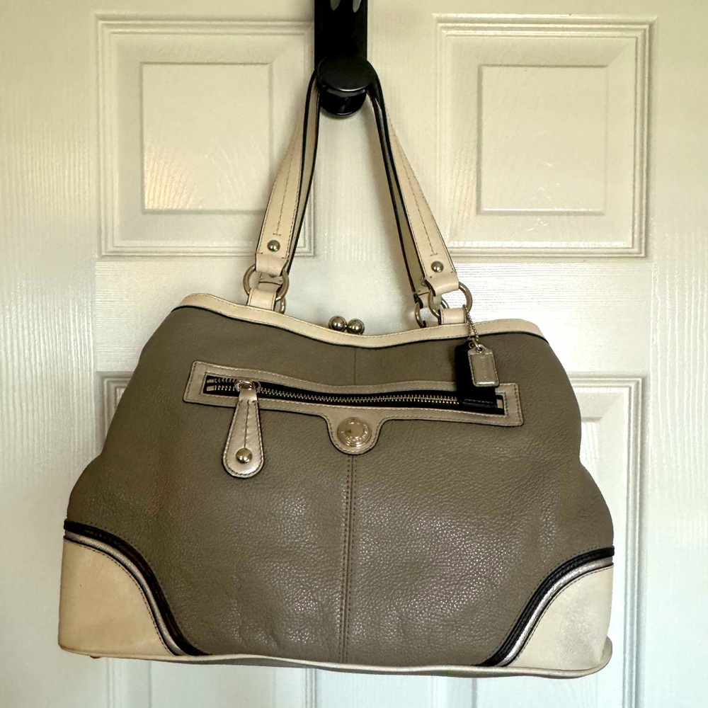 Coach F1032 gray white pebble leather shoulder bag preowned like new